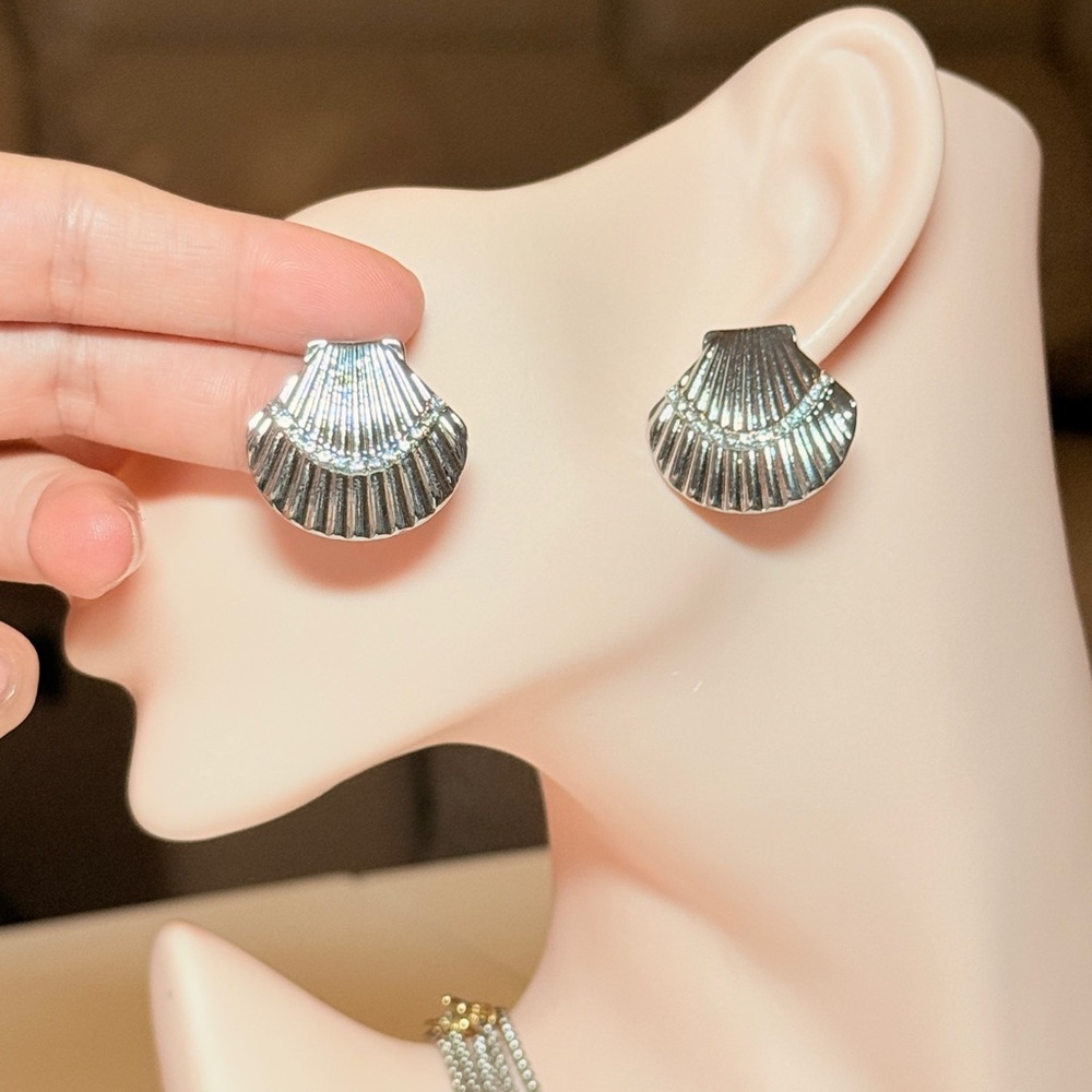 Silver Shell Stud Earrings - Elegant Women's Jewelry - Picture 4 of 7